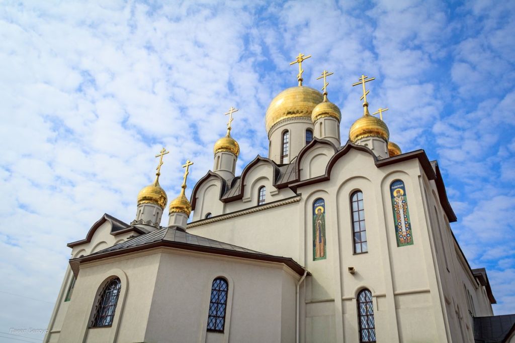 Для возведения церкви был выделен живописный участок земли на южной окраине города, рядом с рекой