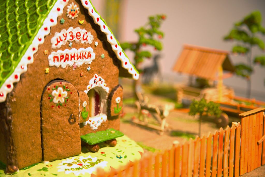 Располагается в историческом центре Владимира, по туристическому маршруту — вблизи других достопримечательностей и музеев