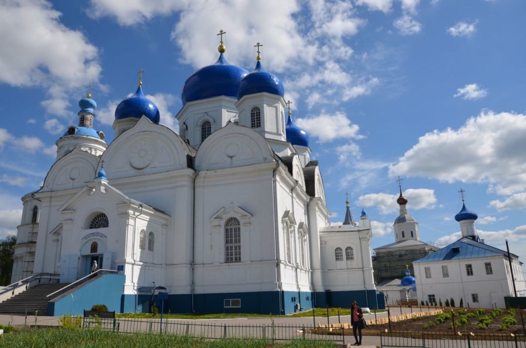 Уникальность монастыря в том, что он занимает мирские здания: в 12 веке здесь располагалась резиденция князя Андрея Боголюбского, а его главный на тот момент храм — Рождественский собор — был буквально встроен в комплекс княжеских палат