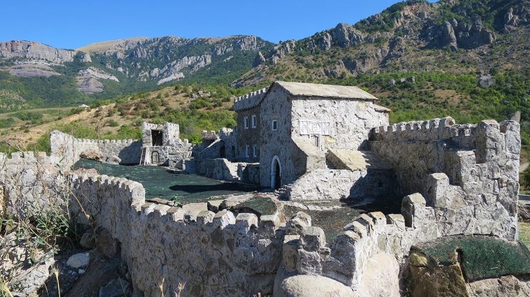 Именно отсюда с помощью костров в Алустон сигнализировали о приближении врагов