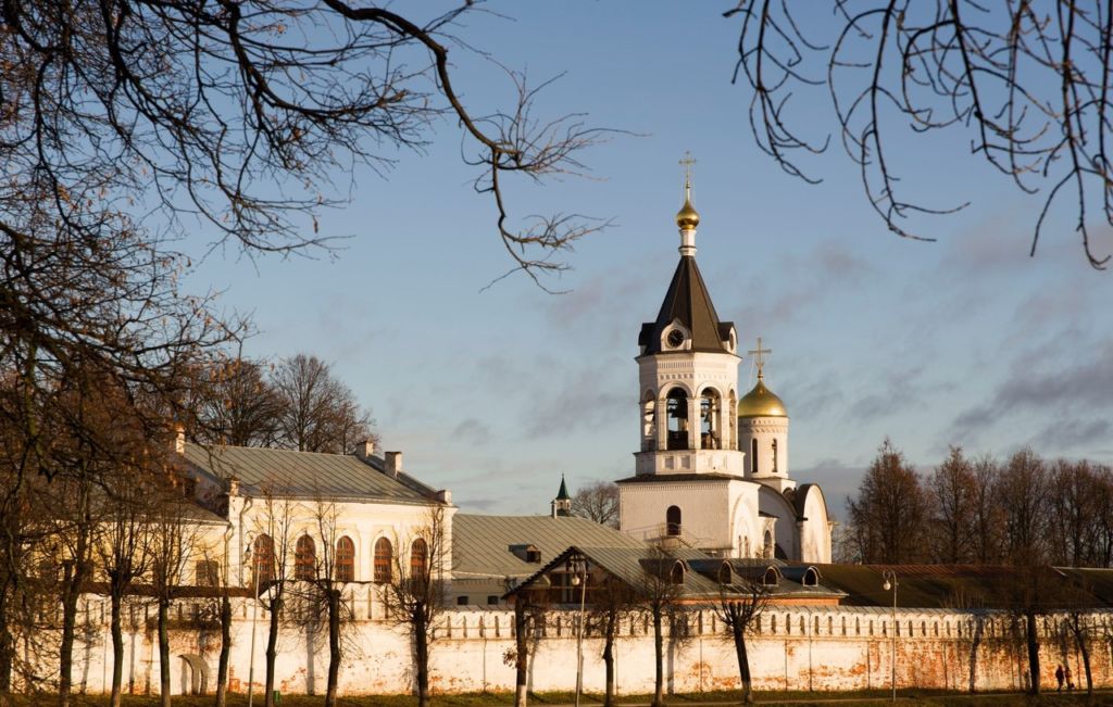 Богородице-Рождественский монастырь находится в центре Владимира, на холме над долиной протекающей в южном направлении от него реки Клязьма