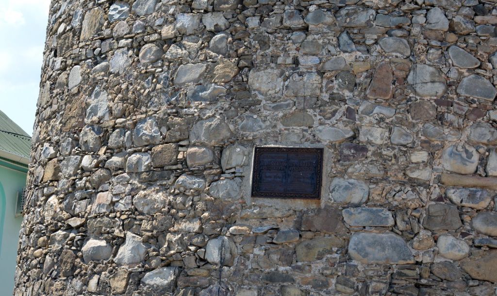 Линия крепостных стен Алустона представляла собой четырехугольник неправильной формы