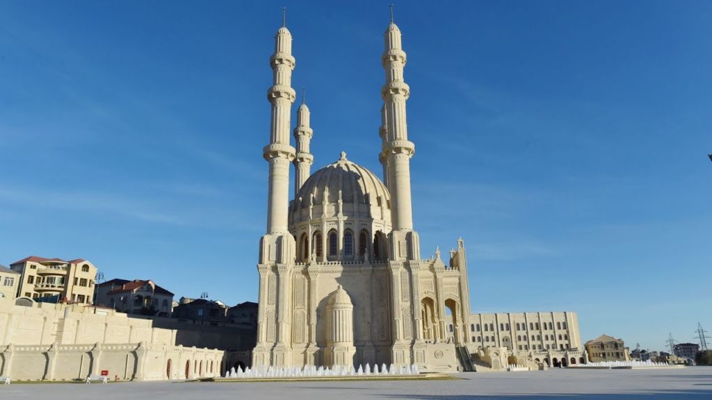 Мечеть имени бывшего президента Азербайджана Гейдара Алиева в Бинагадинском районе города Баку