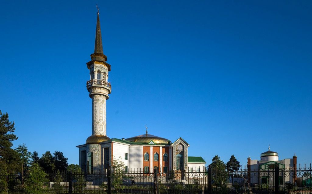 Мечеть представляет собой красивое куполообразное здание с одним минаретом, подчеркивающим идею единобожия
