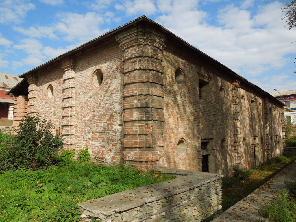 Нижний построен в 1760 – 1770-х гг. в стиле петровского барокко, вероятно по распоряжению Никиты Акинфиевича Демидова