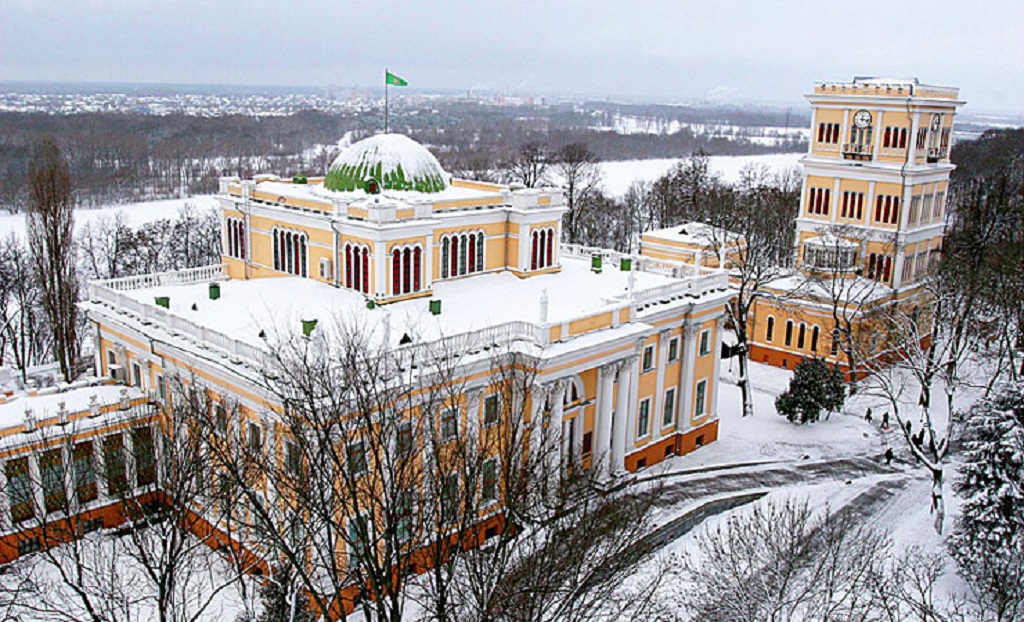 Новый дворец выстроен в стиле раннего классицизма, а в центре расположился бельведер с большим куполом