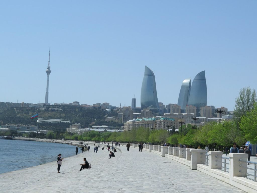 Бульвар традиционно начинается на площади Свободы, продолжаясь на запад до Старого города и за его пределами