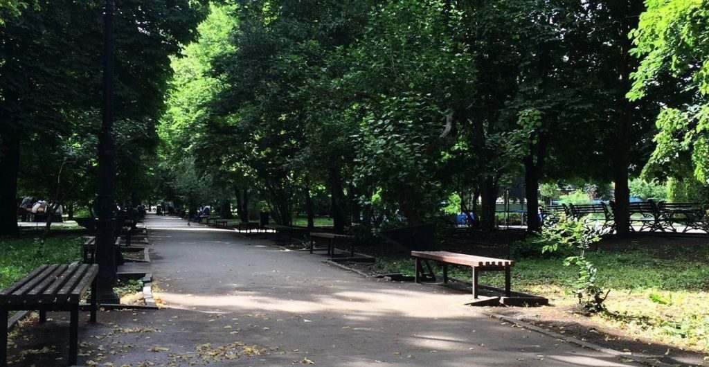 На его месте восемь столетий назад был княжеский двор, потом ещё много чего, но к XIX веку это был лишь грязный кочковатый пустырь