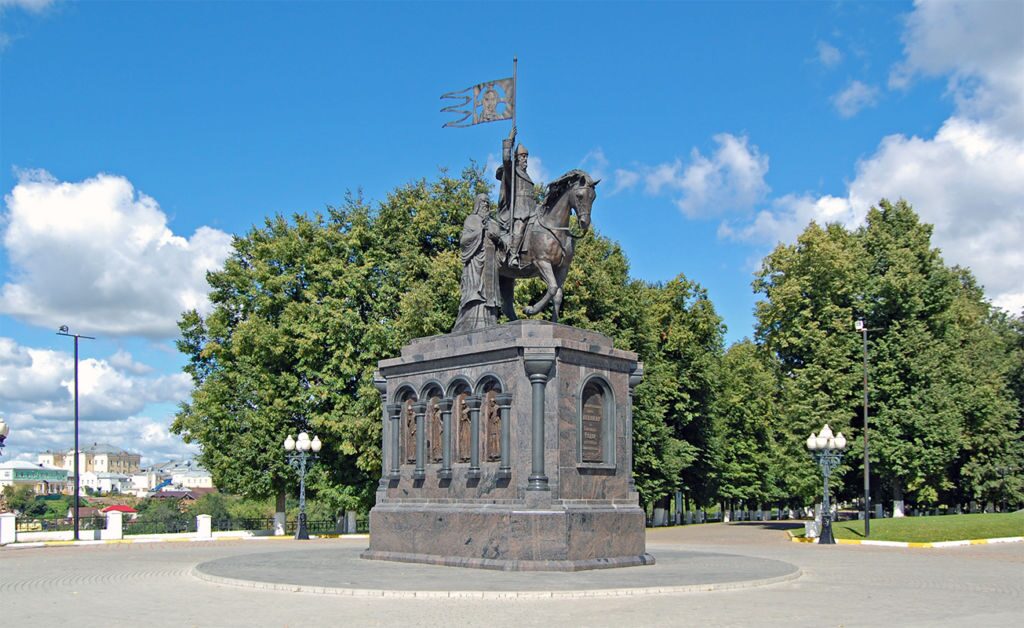 Памятник выполнен из бронзы и темного мрамора