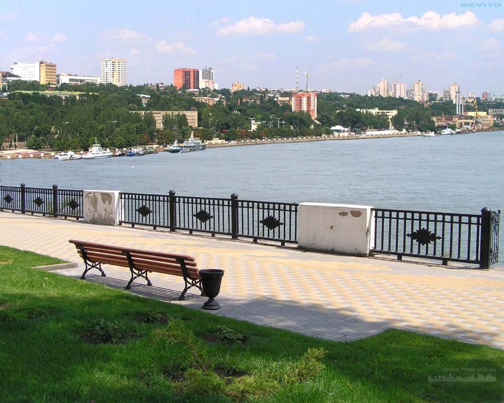 Лавочки на берегу