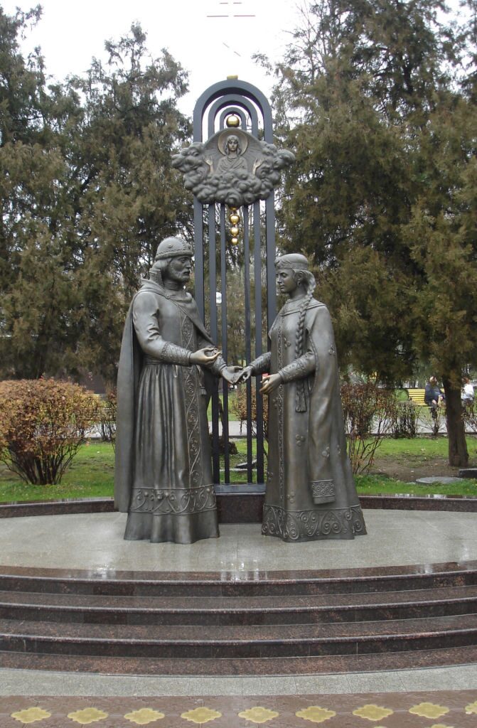 Памятник Петру и Февронии