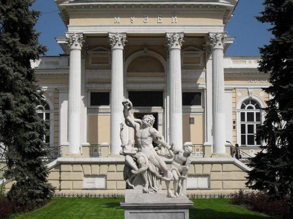 Скульптура перед входом