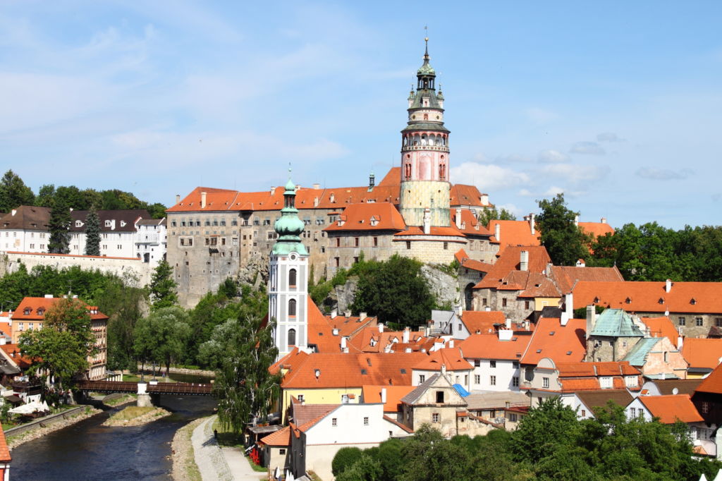Замок Чески-Крумлов (Zámek Český Krumlov) возвышается на скалистом утёсе над живописными крышами старого центра города