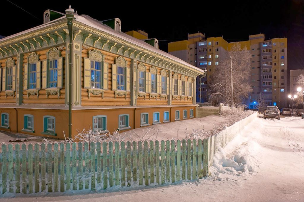 Музей Купеческая усадьба размещается на улице Просвещения в доме купца А.Г. Клепикова – единственном в Сургуте памятником архитектуры XIX-XX ст