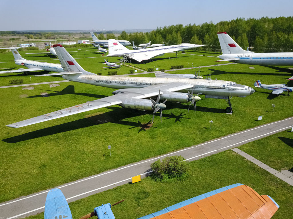 Поле с экспонатами