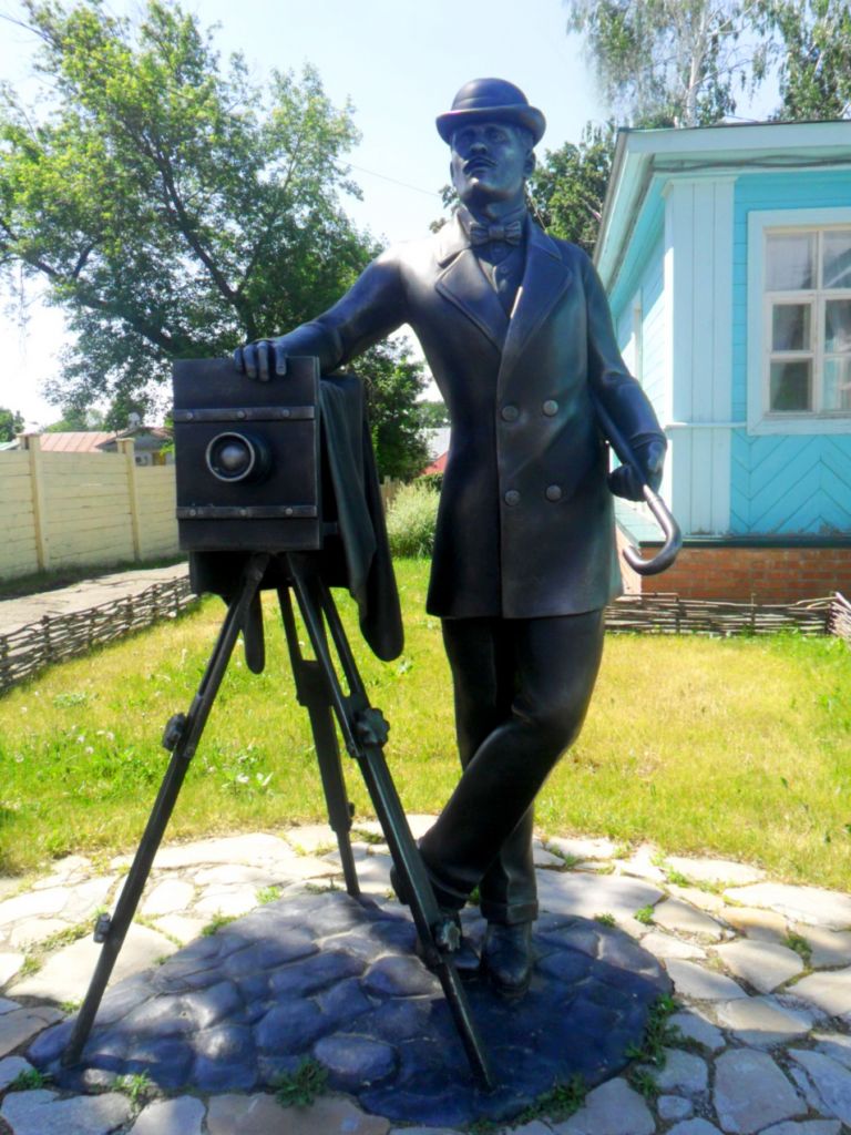 Скульптура во дворе музея