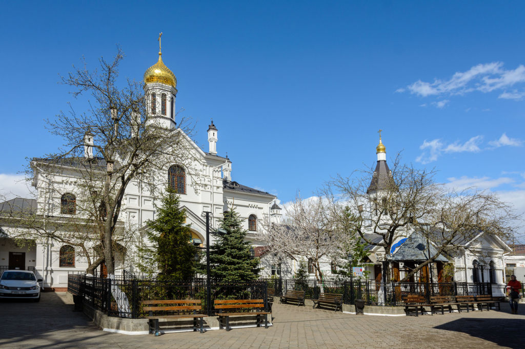 Главный храм монастыря - Свято-Никольский храм, основанный в 1904 году по благословению Иоанна Кронштадтского на средства железнодорожников