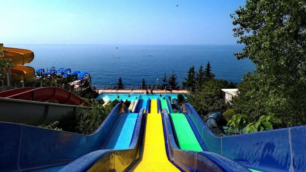 Аквапарк Алушты находится на территории 2 га, на которой развита современная инфраструктура, предназначенная для комфорта туристов