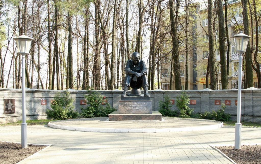Памятник воинам-интернационалистам открыли 9 мая 2002 года в дань памяти о погибших солдатах из Арзамаса