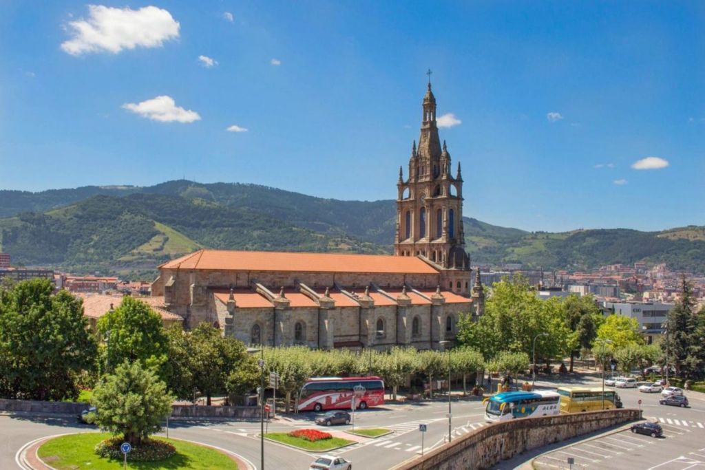 Отличает базилику от других культовых строений высокая башня в готическом стиле