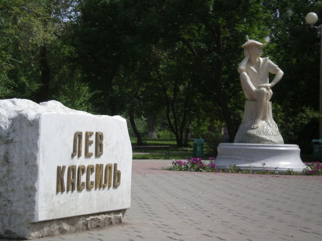 Открытие памятника в 2006 году приурочили к празднованию 101 годовщины со дня рождения писателя