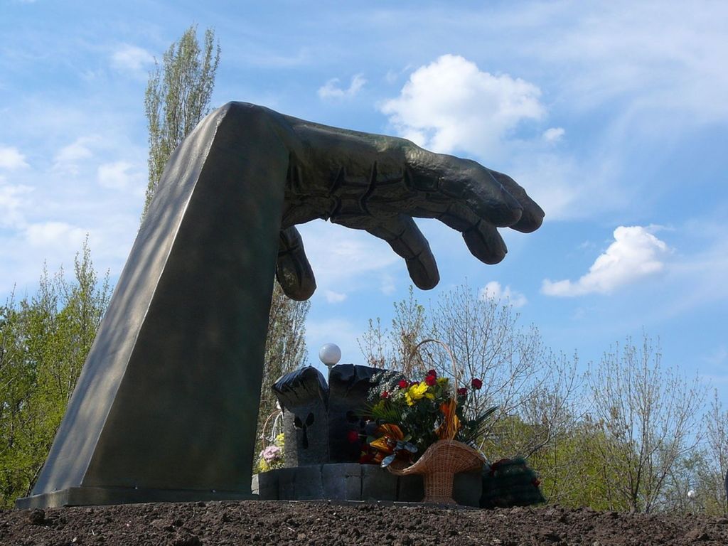 Памятник чернобыльцам
