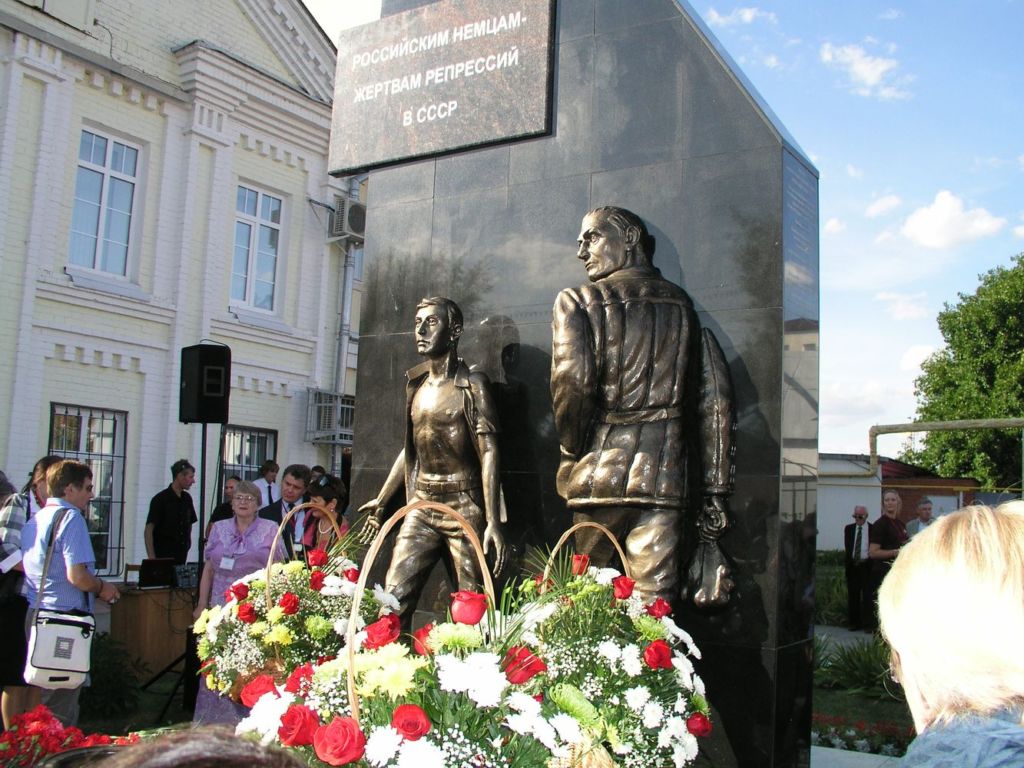 В 1941 году с берегов Волги было депортировано около 500 тысяч немцев. Почти каждый третий погиб при переселении