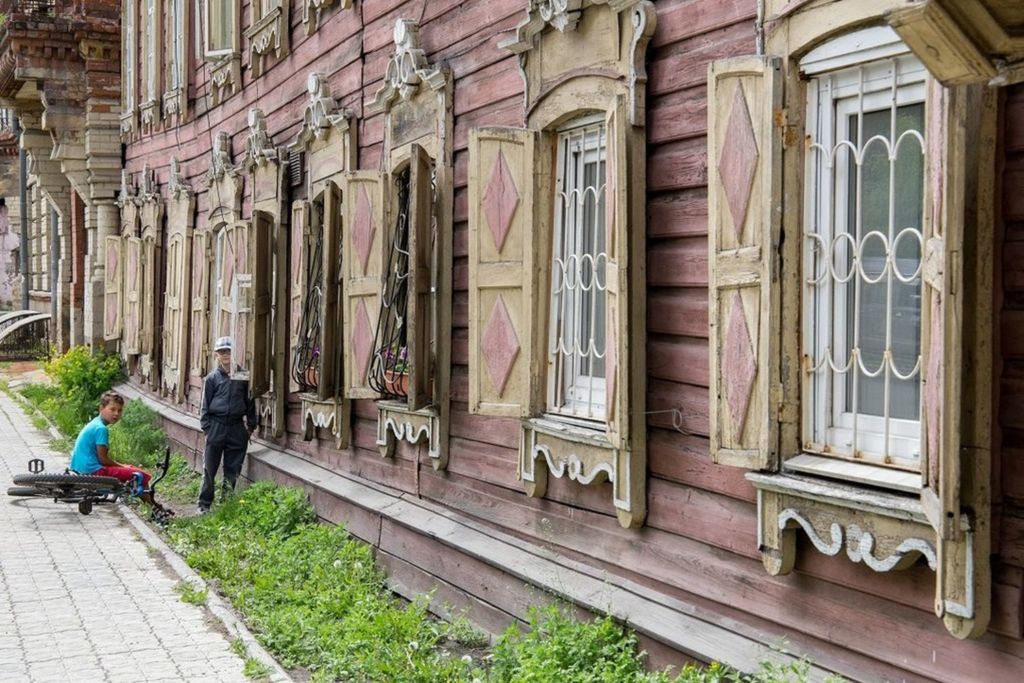 Проведена тщательная реставрация с сохранением резной отделки на окнах