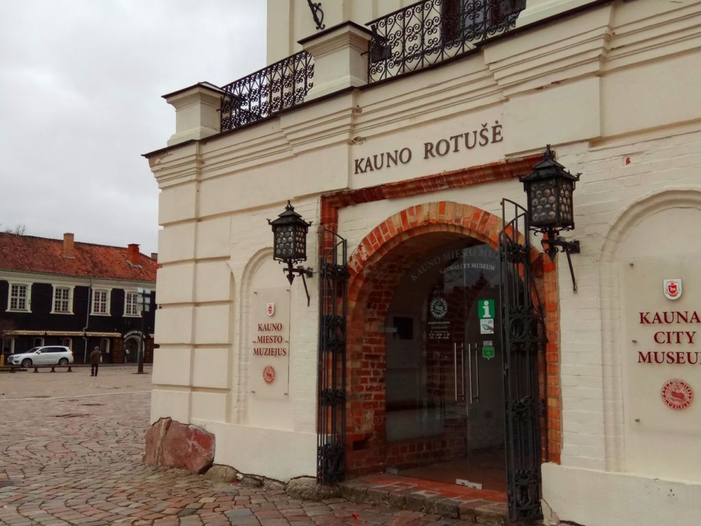На данный момент в ратуше расположен ЗАГС, в подвале разместился музей керамики