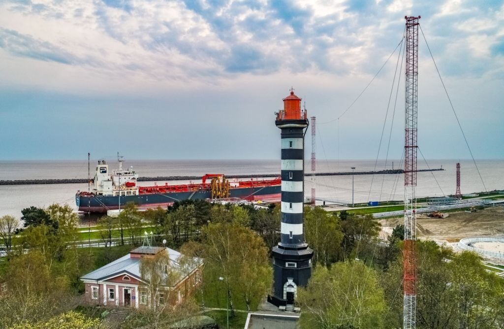 Во время второй мировой маяк был взорван оккупантами, но впоследствии восстановлен и улучшен