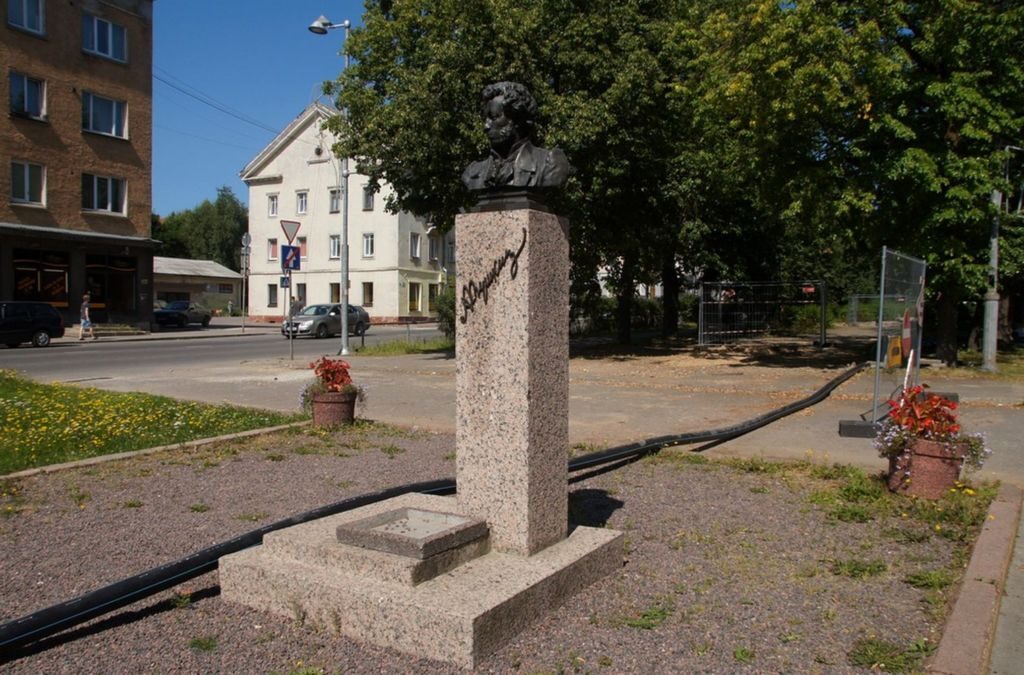 В центральной части города Нарва расположена Пушкинская улица, на ней и находится сквер