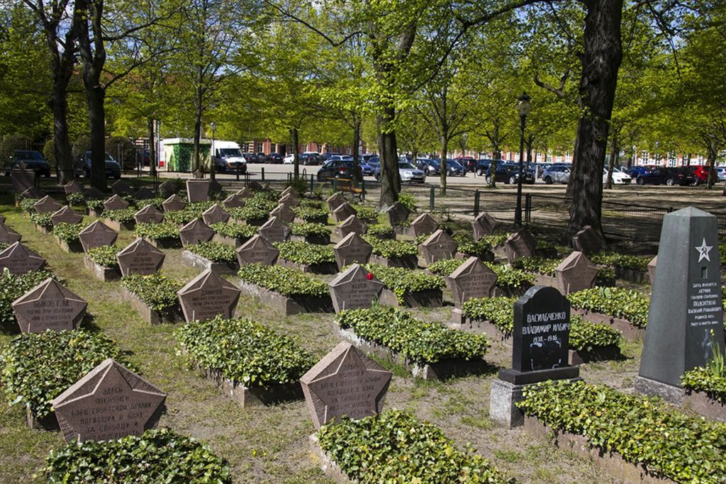 По различным данным здесь захоронено от 600 до 5000 солдат