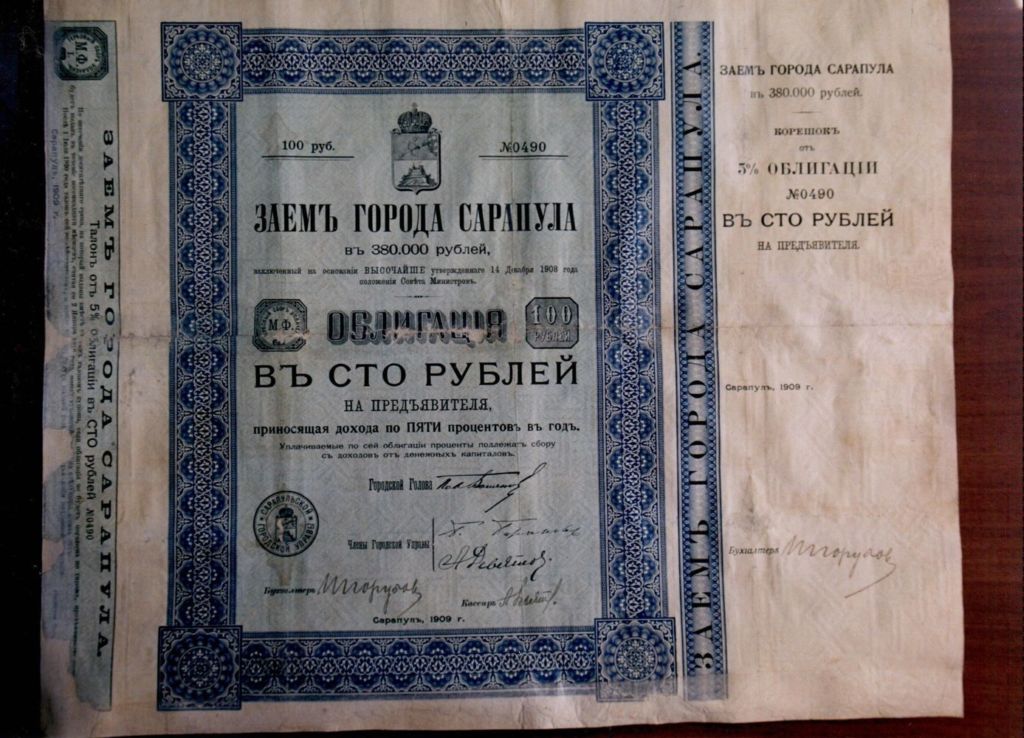 Здесь старые коллекторы, множество фотографий, памятные значки, оборудование ремонтных рабочих того периода
