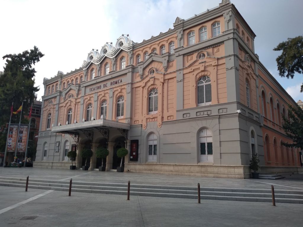 Театр Ромеа и площадь Хулиана Ромеа