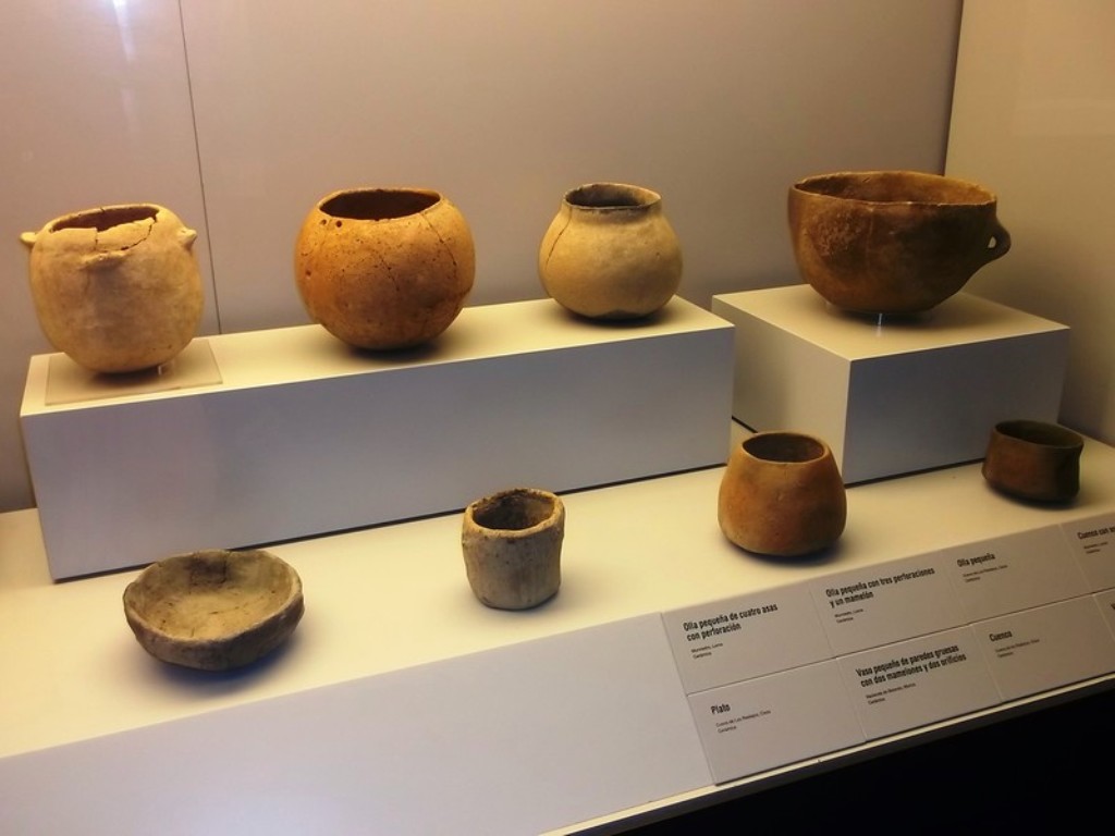 Здесь можно полюбоваться старинной коллекцией посуды и керамики XIX века