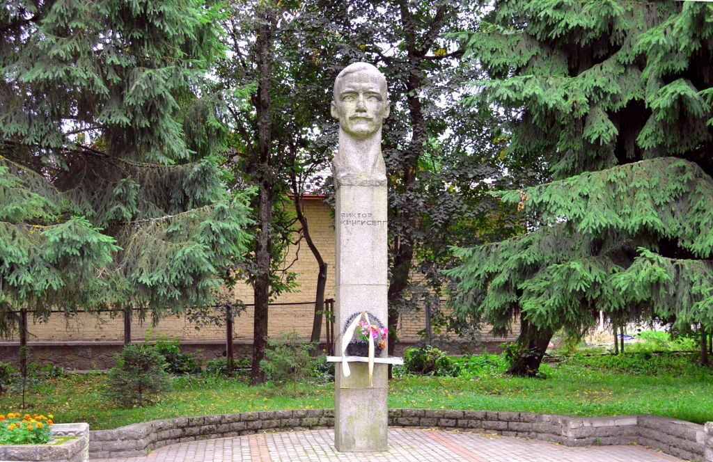 Памятник Виктору Кингисеппу