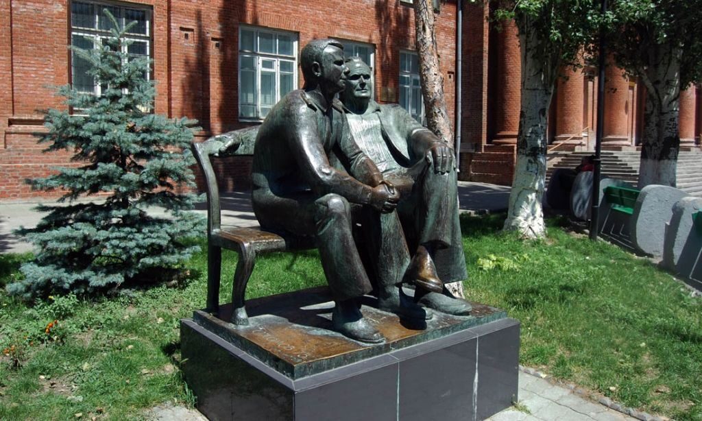 Памятник Королеву и Гагарину