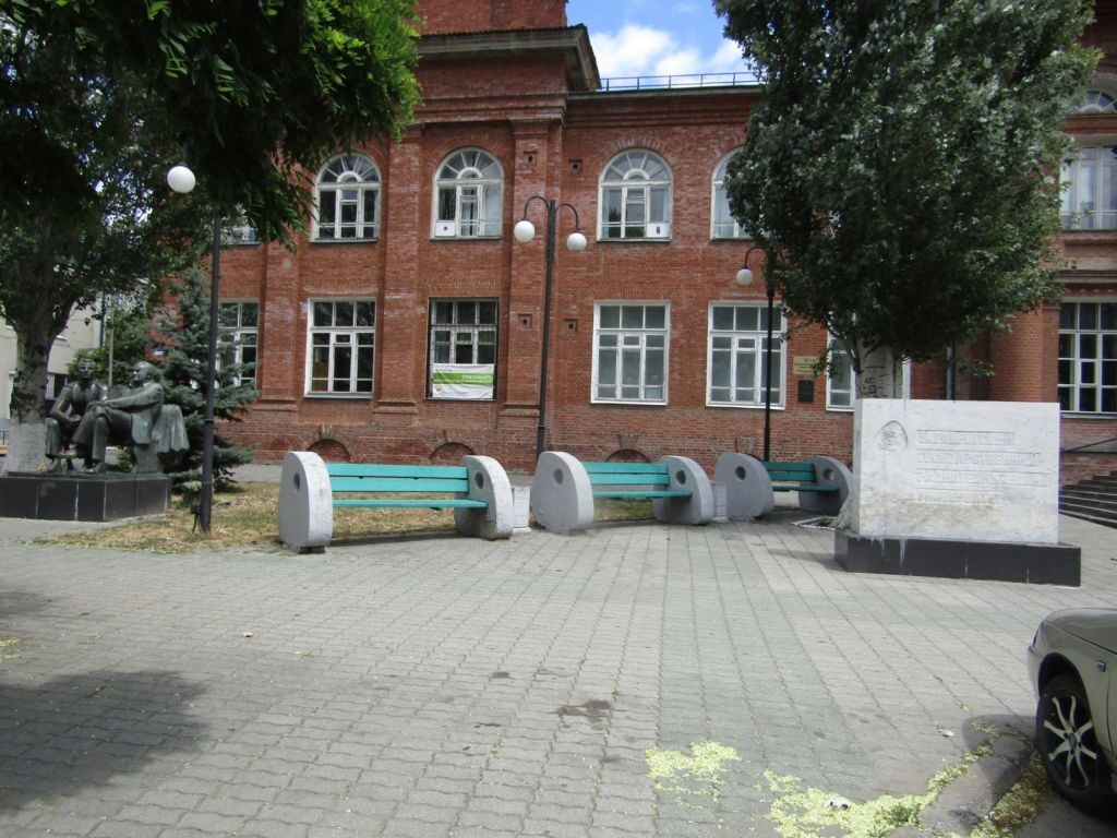 Памятник Королеву и Гагарину