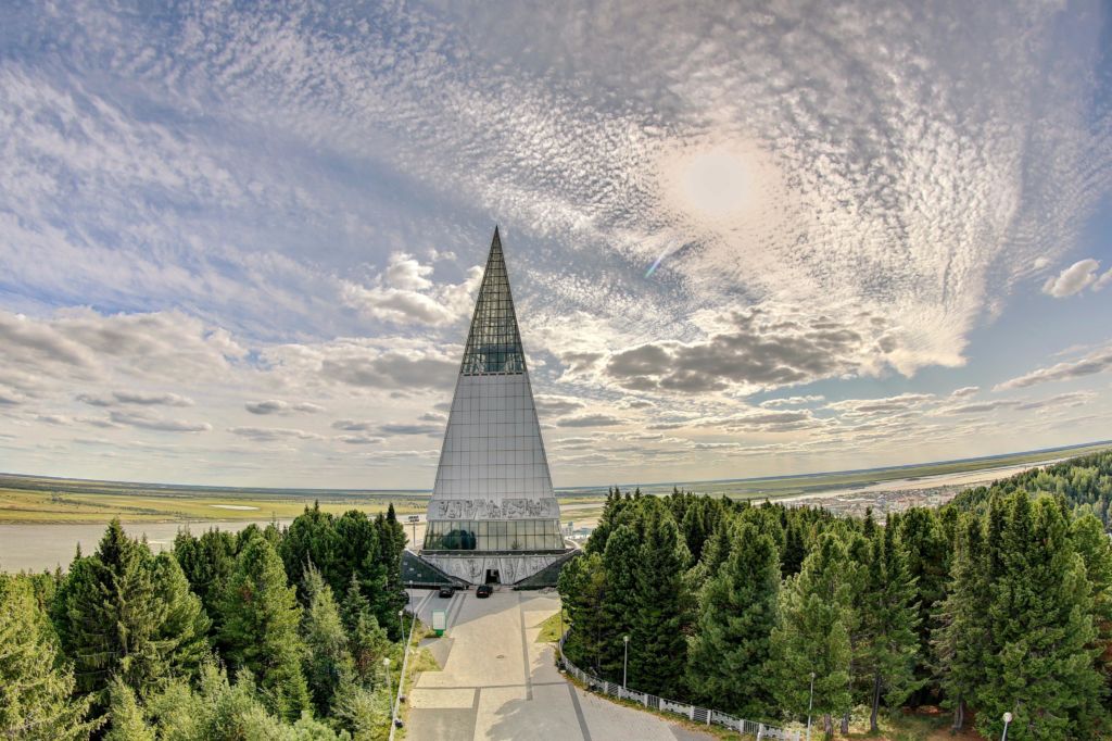 Памятный знак первооткрывателям земли Югорской