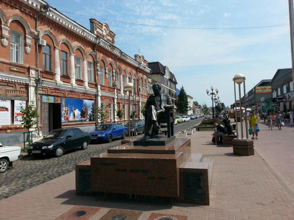 Памятник Сергею Бондарчуку