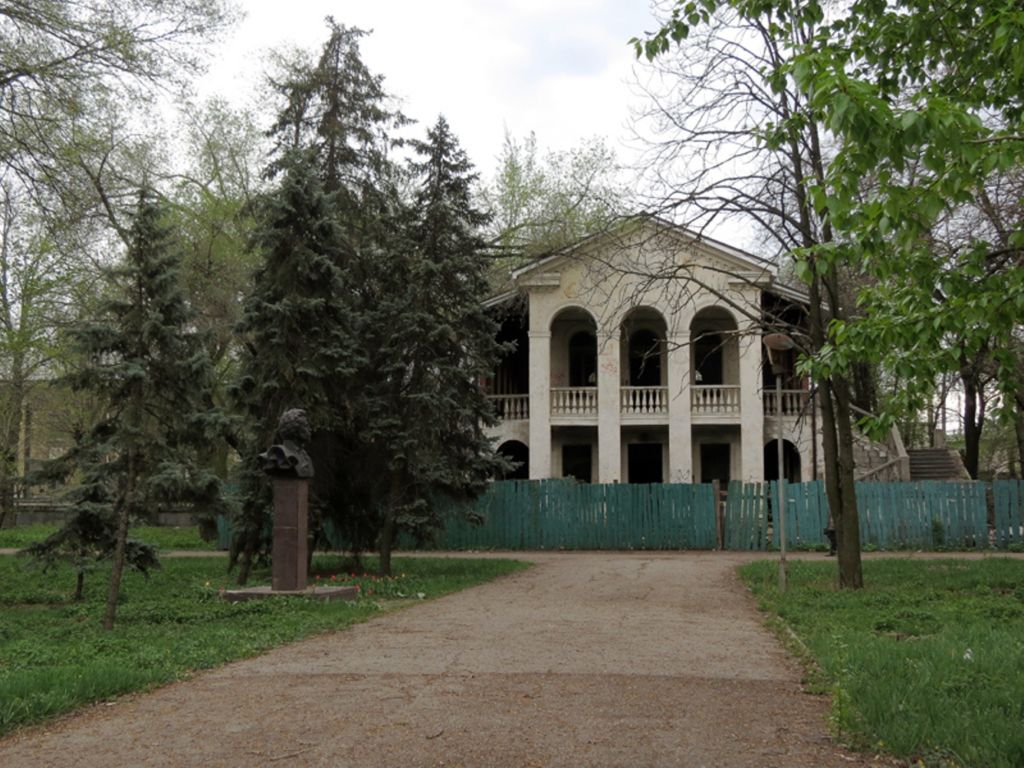 Кладбища луганска. Гусиновка Луганск. Гусиновка Луганск храм. Гусиновское кладбище Луганск. ДК железнодорожников Луганск