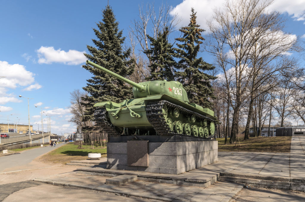 Боевая машина — первый выпущенный танк КВ-85 — установлена на гранитном пьедестале в 1951 году по предложению инженера-конструктора танка Ж. Я. Котина