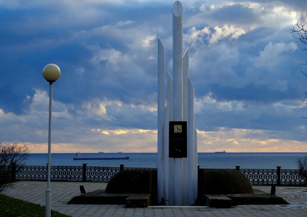 Памятник погибшим на пароходе «Адмирал Нахимов»
