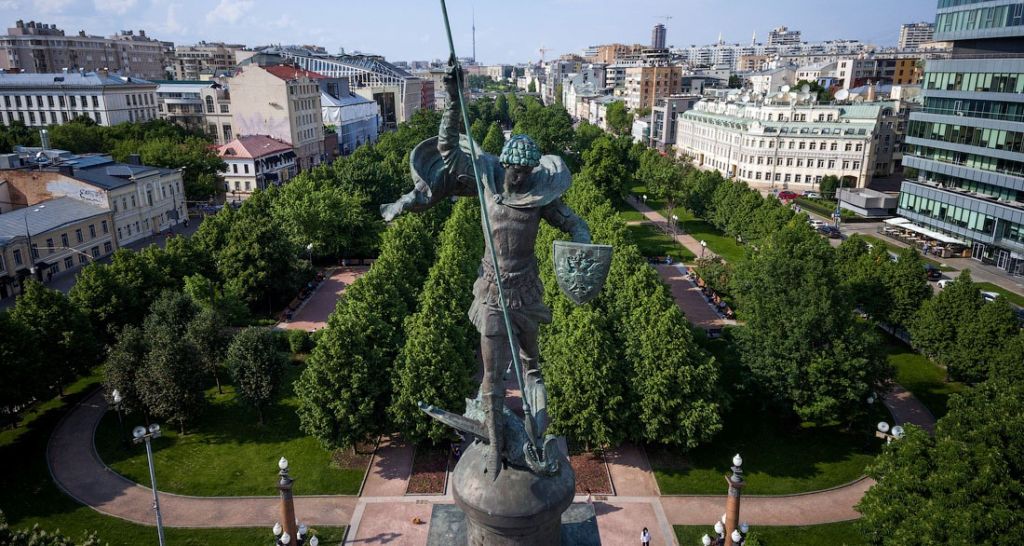 Название середины XIX века, дано по существовавшему с 1851 года на этом месте Цветочному рынку