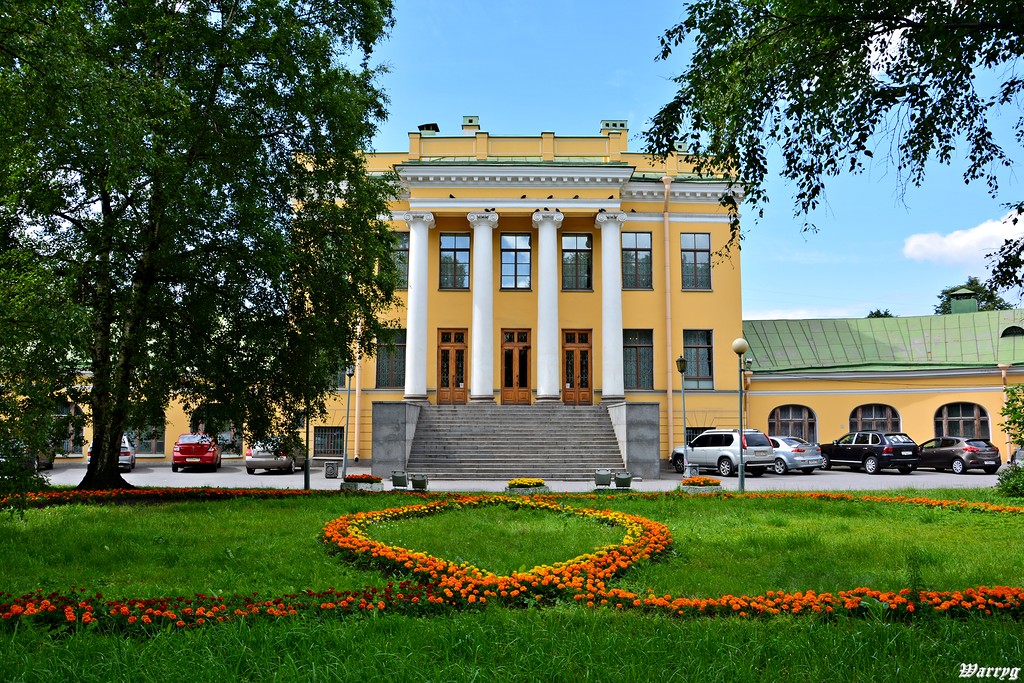 Первой хозяйкой усадьбы была знаменитая княгиня Екатерина Романовна Дашкова, урождённая Воронцова