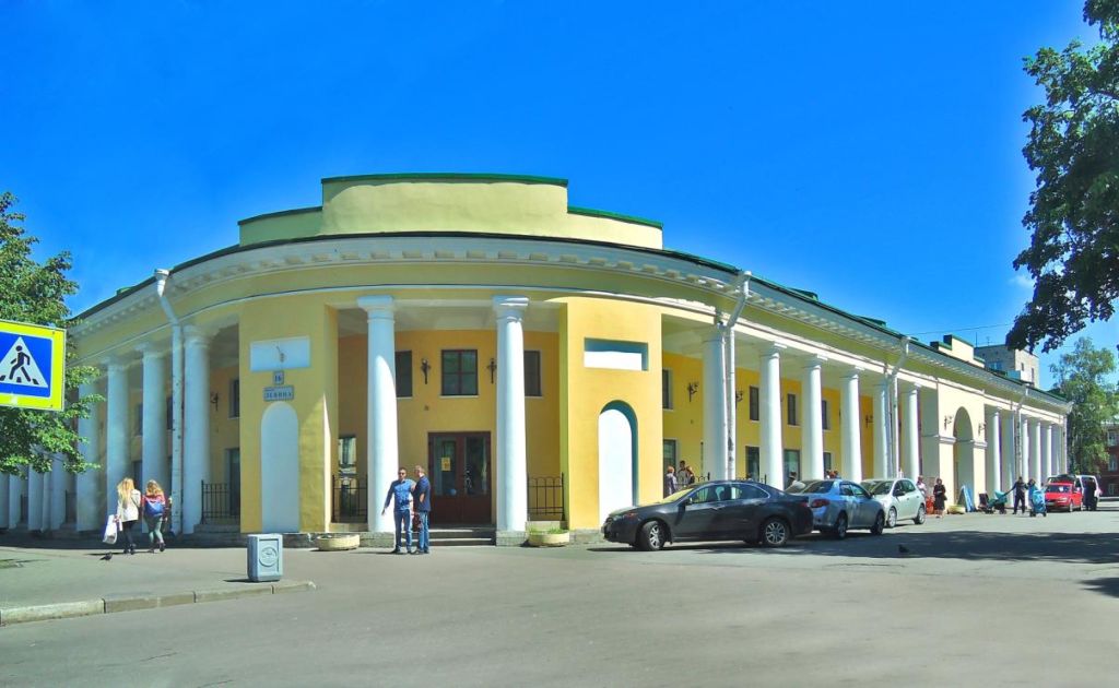 Гостиный двор в Кронштадте располагается напротив Андреевского сквера в квадрате улиц Гражданская, Карла Маркса, Советская и Ленина