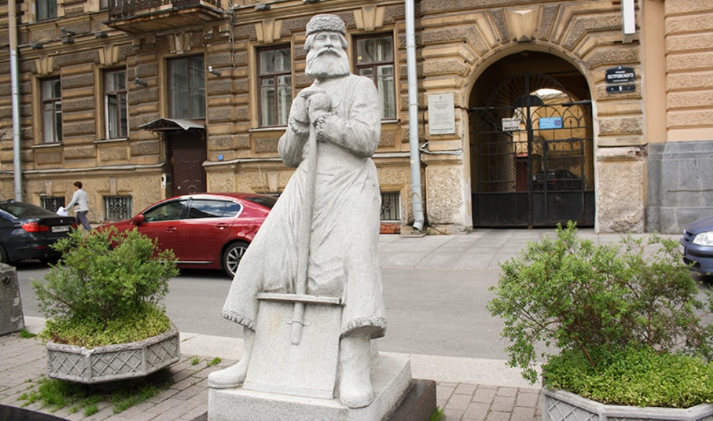Двухметровое изваяние человека, словно присевшего немного отдохнуть, обращено лицом в сторону площади