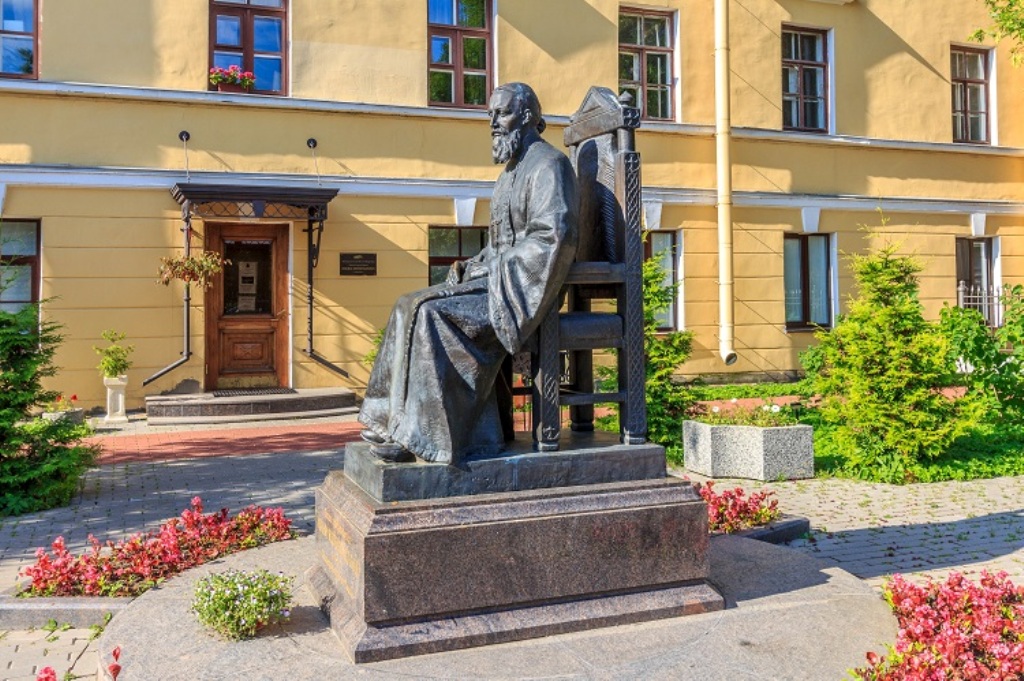 Посадской находится дом, в котором более полувека жил протоиерей Иоанн Кронштадтский (1829-1908) — настоятель Андреевского собора