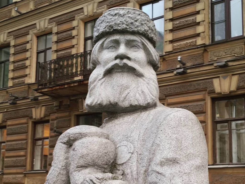Одет он просто – тулуп, валенки, шапка на меху