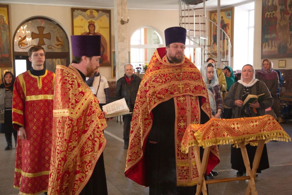 Никольский собор имеет свои святыни: икону Божией Матери «Знамение» в киоте у правого клироса собора; мощевик 12 апостолов и пр.